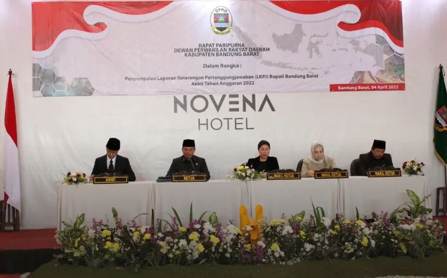 DPRD Bandung Barat sampaikan Rekomendasi LKPJ 2022 yang di sambut baik oleh Bupati Bandung Barat.