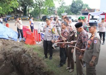 Pemusnahan Knalpot Bising Hasil Penindakan Pelanggaran Dengan ETLE Mobile Sat Lantas Polres Cimahi Ketua DPRD KBB Turut hadir.