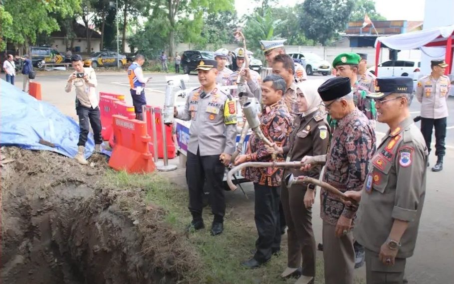 Pemusnahan Knalpot Bising Hasil Penindakan Pelanggaran Dengan ETLE Mobile Sat Lantas Polres Cimahi Ketua DPRD KBB Turut hadir.